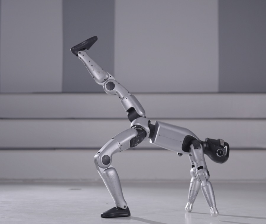 MagicBot Z1 físico apoyado sobre una mano durante una demostración del fabricante