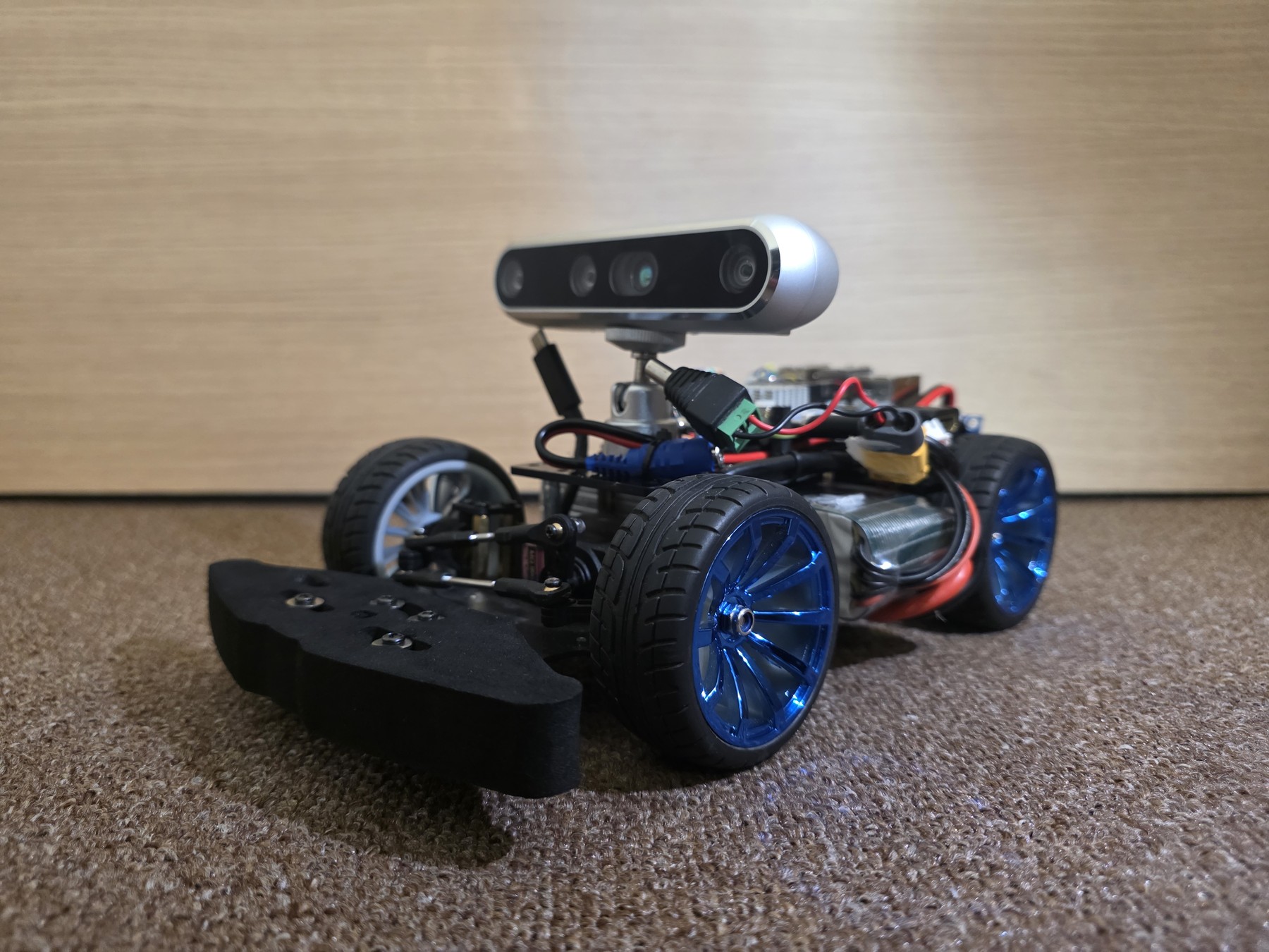 Fotografía publicada por Equipo MegTech de MegTech Future Engineers 2025, con el cuerpo completo, sus ruedas y los sensores visibles en el montaje físico.