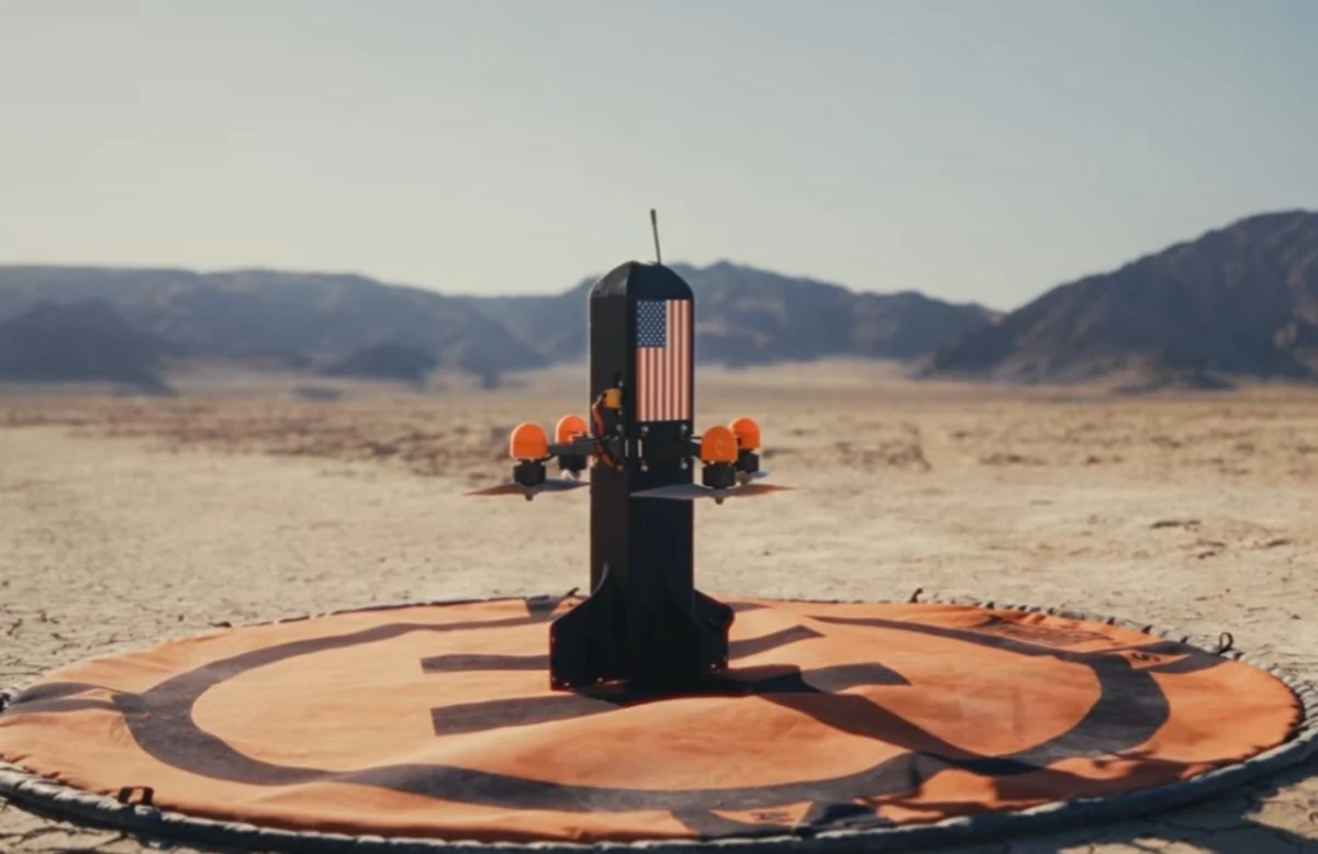 Prototipo del interceptor Bandit de Neros en posición vertical sobre una plataforma de pruebas en el desierto.