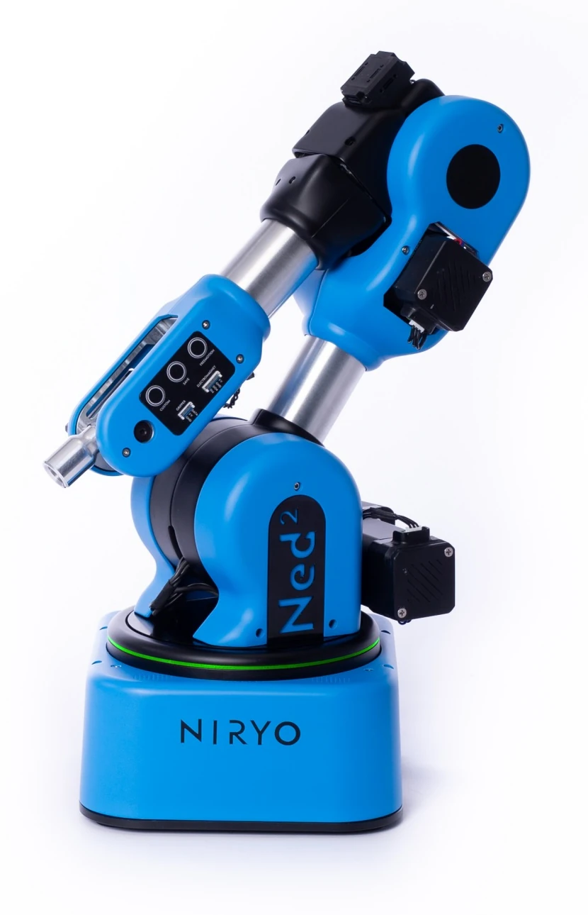 Ned2 de Niryo de cuerpo entero, plegado sobre su base azul.