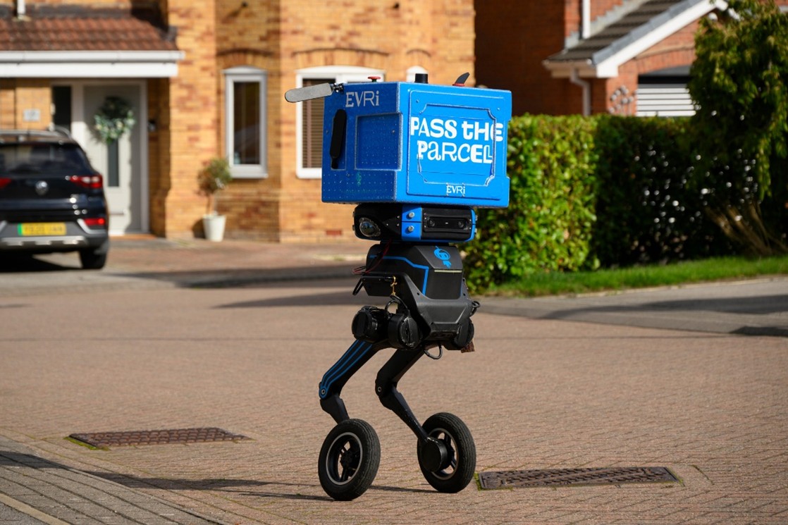IRIS completo con una caja azul de Evri, dos patas articuladas y ruedas en una calle residencial de Barnsley.
