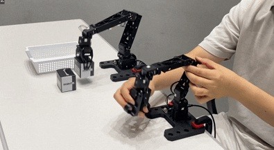 Sistema físico ROBOTIS OMX con líder y seguidor durante teleoperación