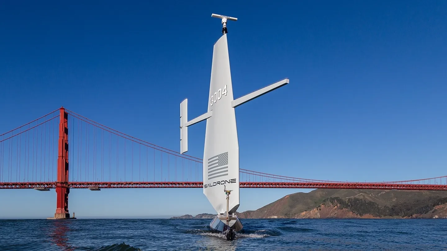 Saildrone Surveyor SD-3004 navegando en la bahía de San Francisco.