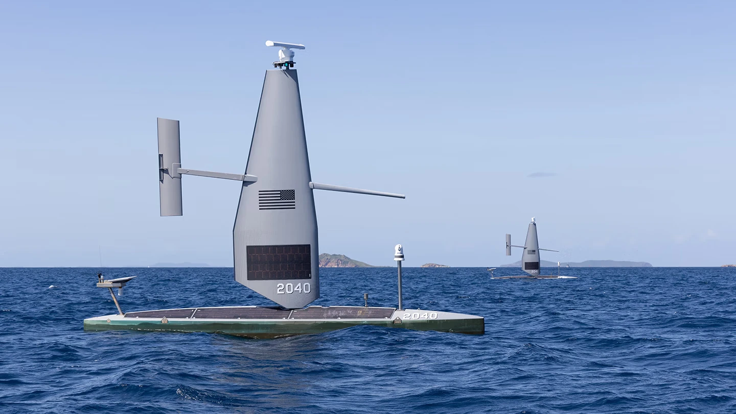 Dos Saildrone Voyager navegando en el Caribe en la imagen oficial del caso de 2026.