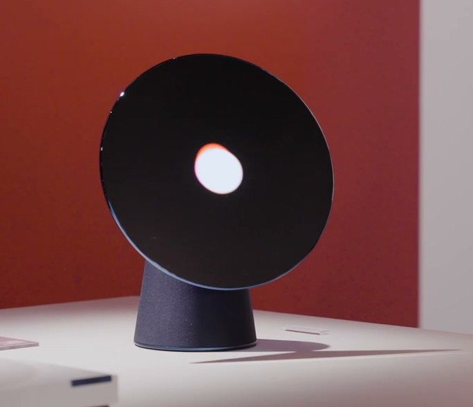 Fotograma del vídeo oficial de Samsung de Project Luna completo, con pantalla circular negra y base cónica azul sobre una encimera.