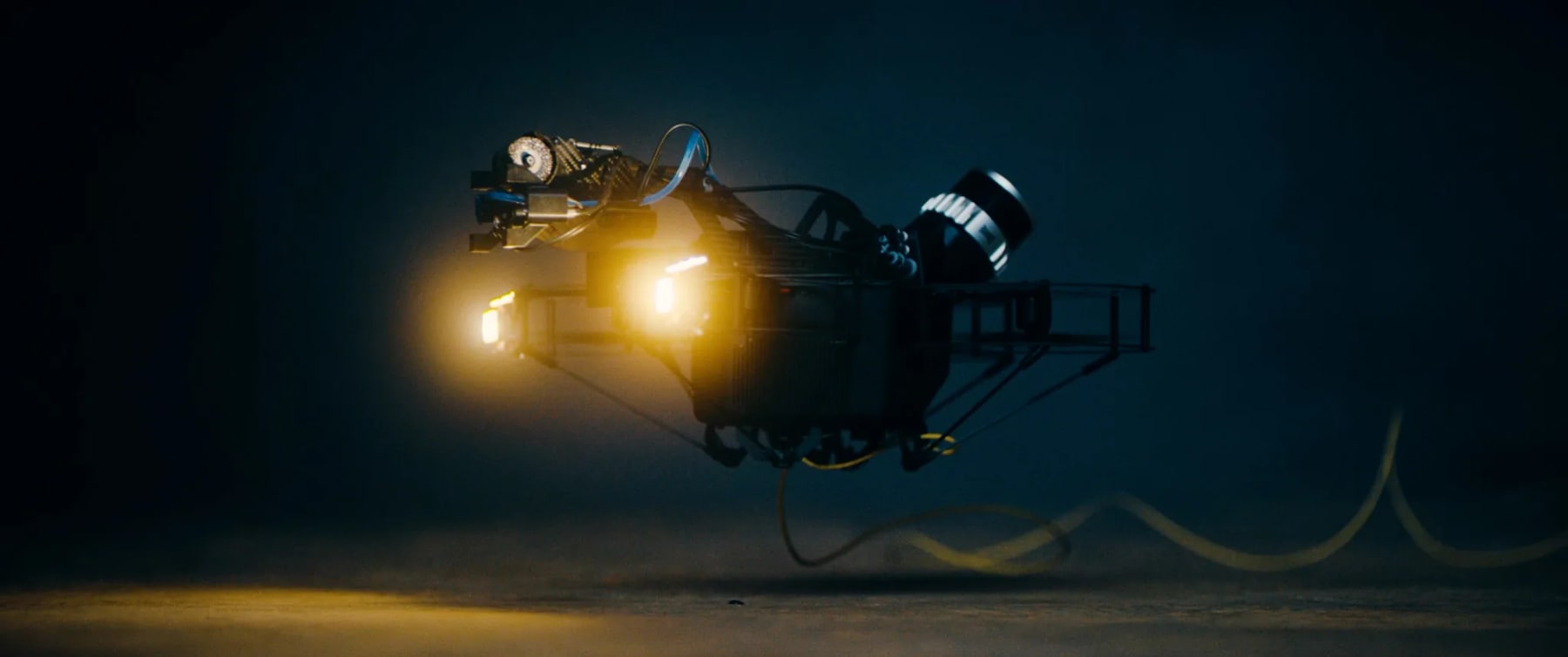 Fotograma oficial del Scout 137 Gen 3 en vuelo, con luces frontales y cable de conexión visible.