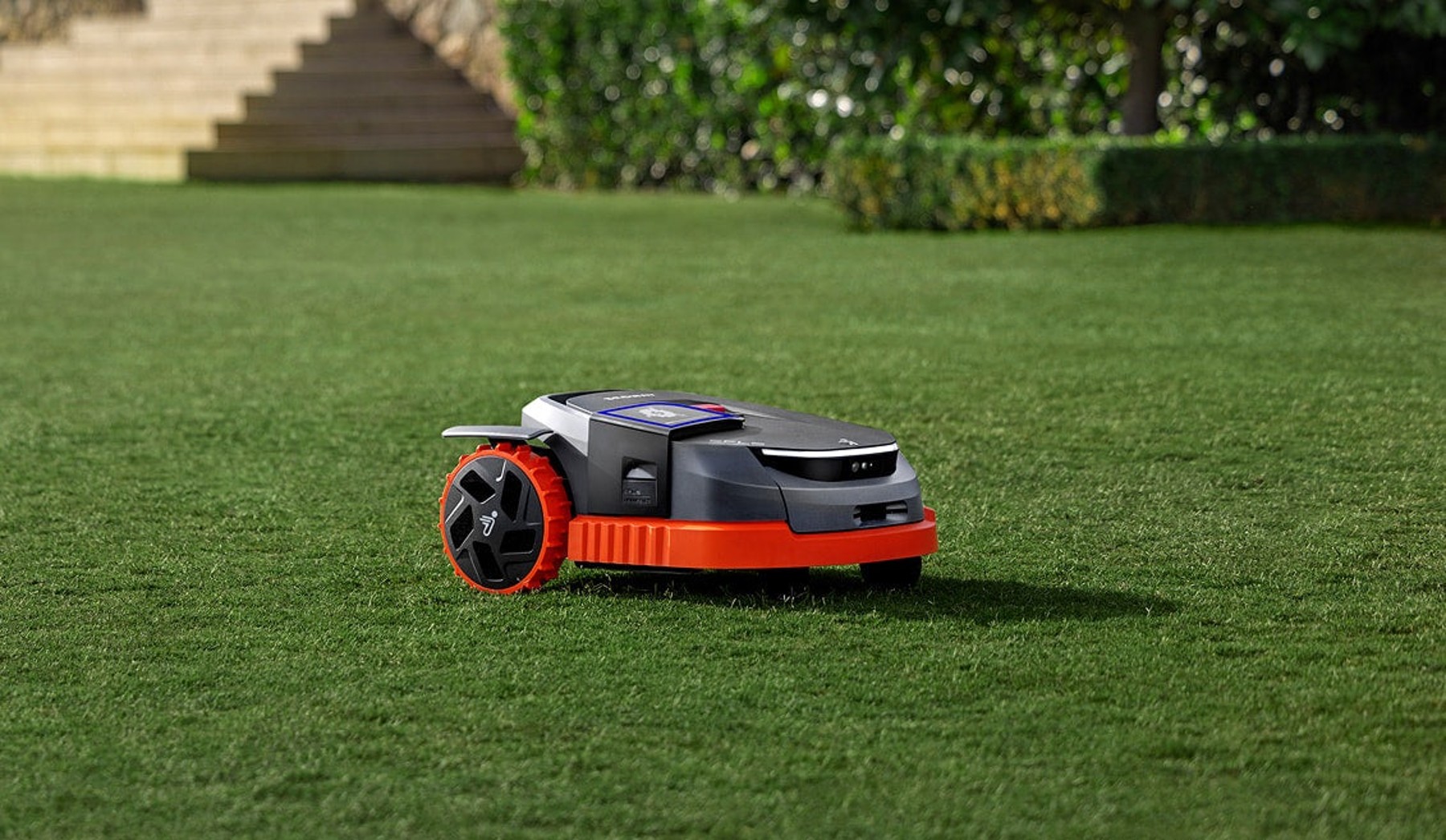 Navimow X3 completo sobre una franja de césped, en una imagen oficial.