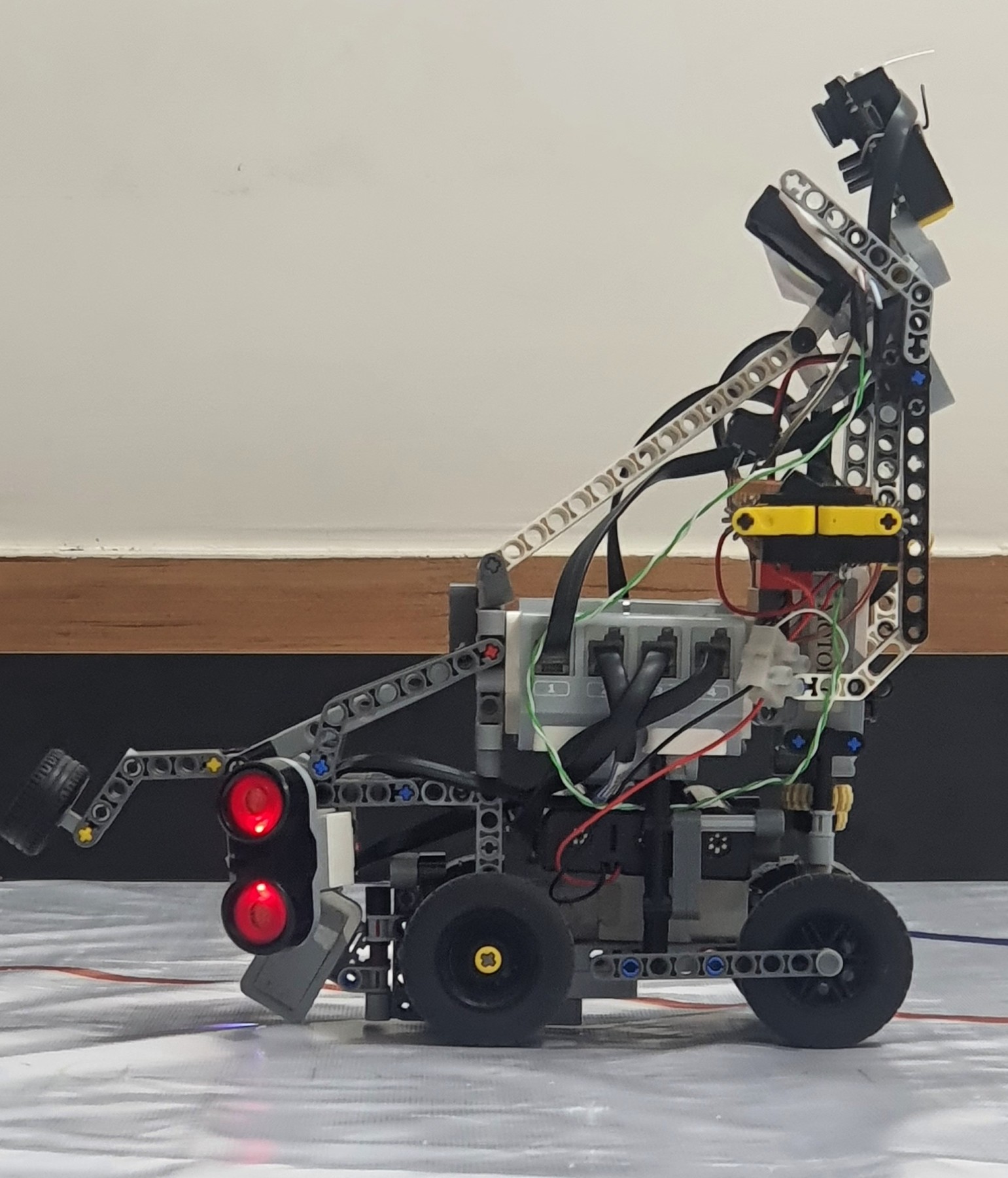 Fotografía de ShahroodRC de su coche robot completo, con chasis LEGO, cuatro ruedas y soporte de sensores; recorte de la fotografía original.