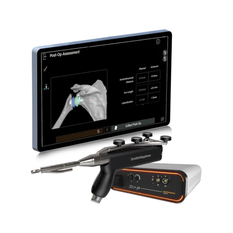 Imagen de producto de CORI XT con el instrumento robótico de mano y una pantalla que muestra la planificación de una intervención de hombro.