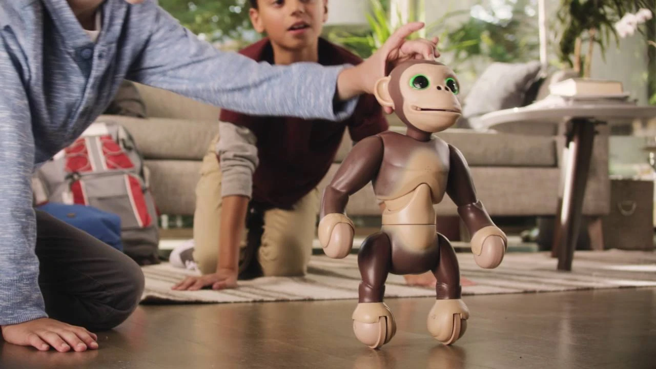 Zoomer Chimp de pie en un anuncio oficial de Spin Master.