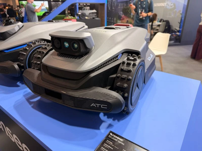 Sunseeker S3 LiDAR blanco y negro expuesto sobre césped artificial en el estand de la marca en IFA 2026.