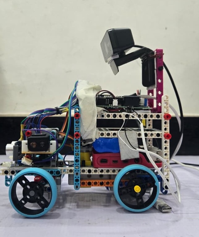 Fotografía de The Statesmen de su coche robot completo, con chasis LEGO, cuatro ruedas y soporte elevado de cámara; recorte de la fotografía original.