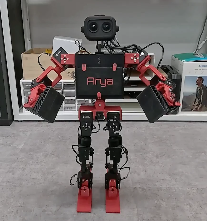ToddlerBot de cuerpo entero, en un fotograma del vídeo oficial del proyecto.