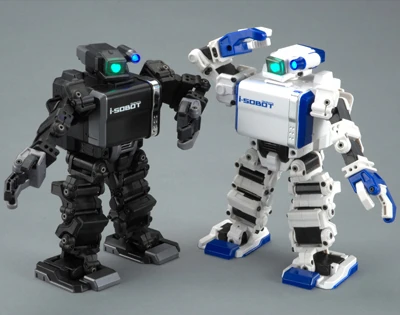 Dos versiones de i-SOBOT de Tomy, de cuerpo entero.
