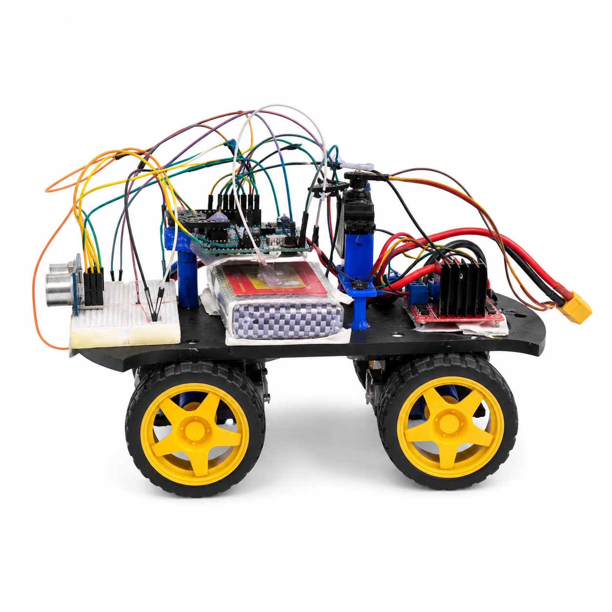 Fotografía de Vandelvira Engineers de su coche robot completo, con ruedas amarillas, chasis propio y sensores sobre el cuerpo.
