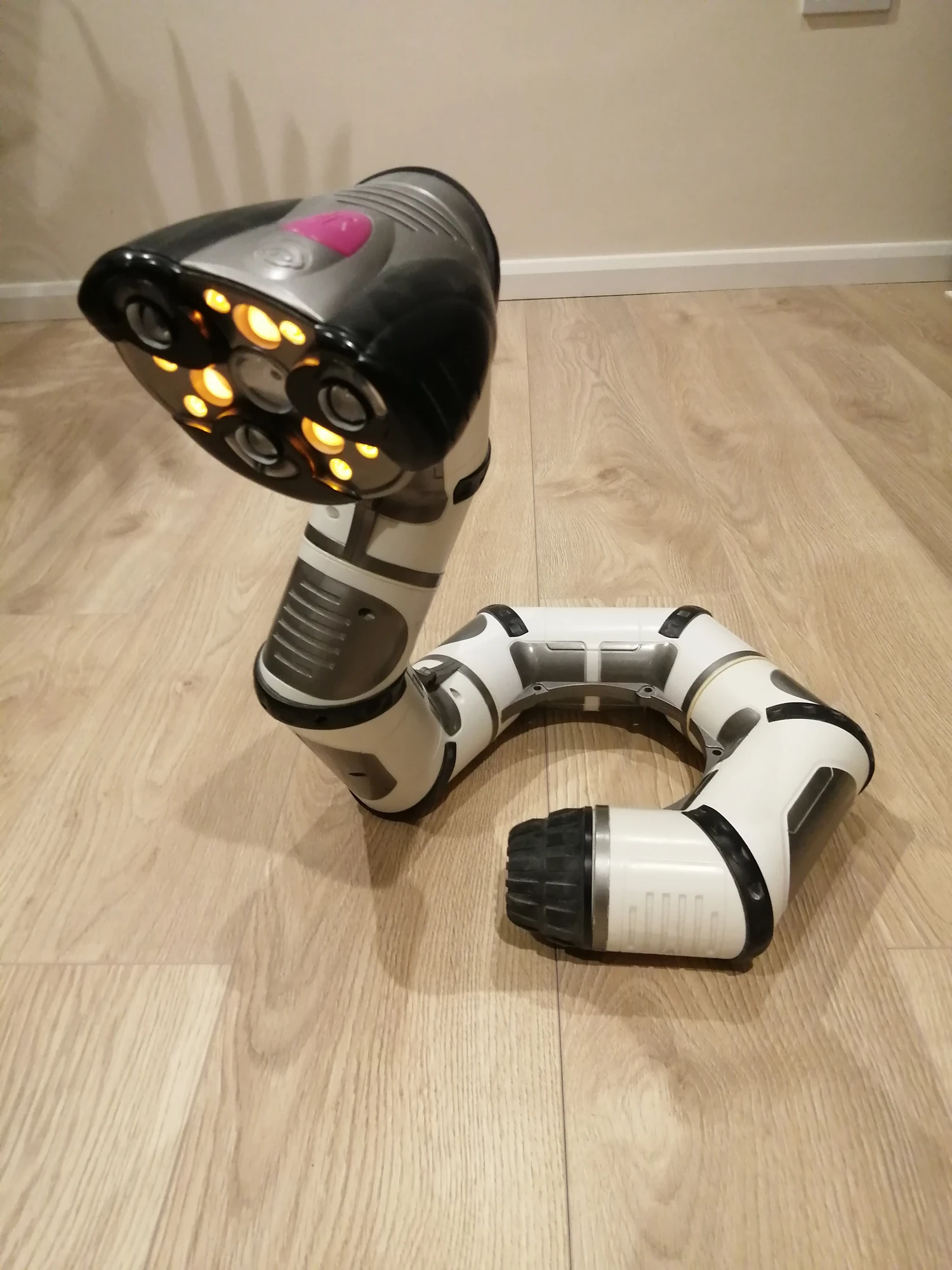 Roboboa de WowWee en el suelo con la cabeza levantada. Foto: Bumper12, CC BY-SA 4.0.