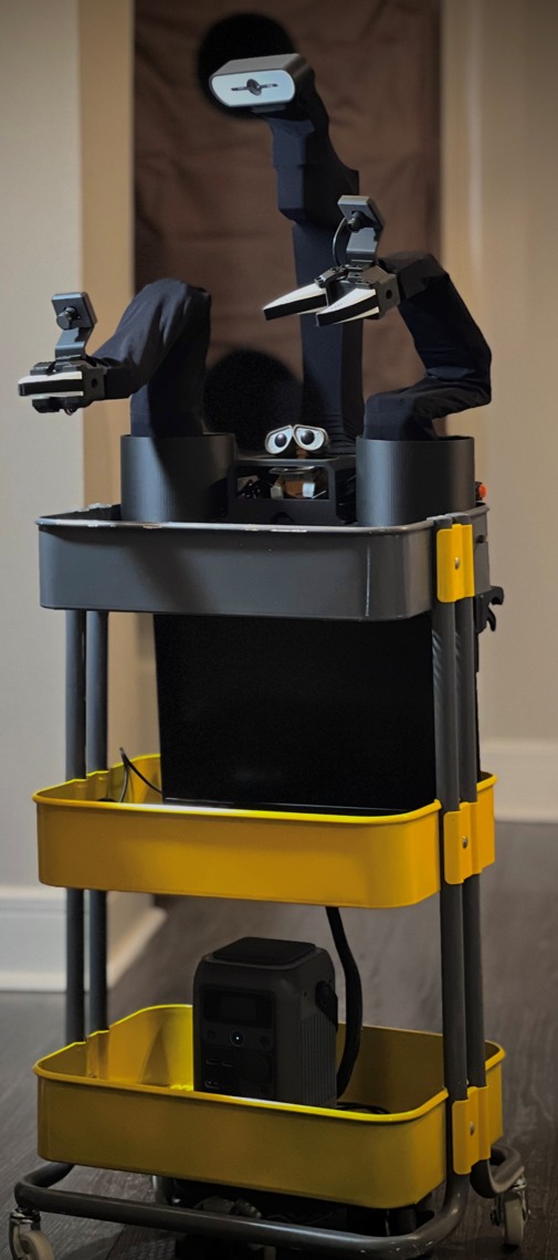 XLeRobot físico con dos brazos SO101, cámara y carrito móvil